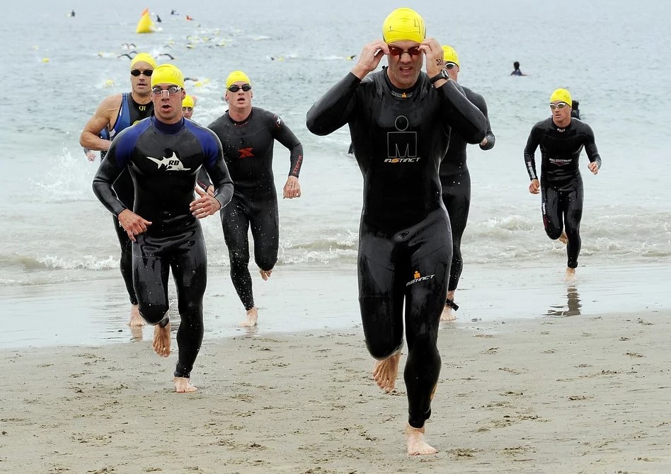 Triathleten rennen aus dem Wasser